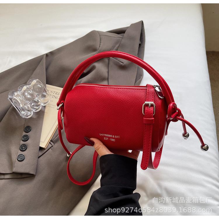 

Simple commuter portable small bag women s 2025 new fashion Boston pillow bag summer versatile messenger bag бордовый