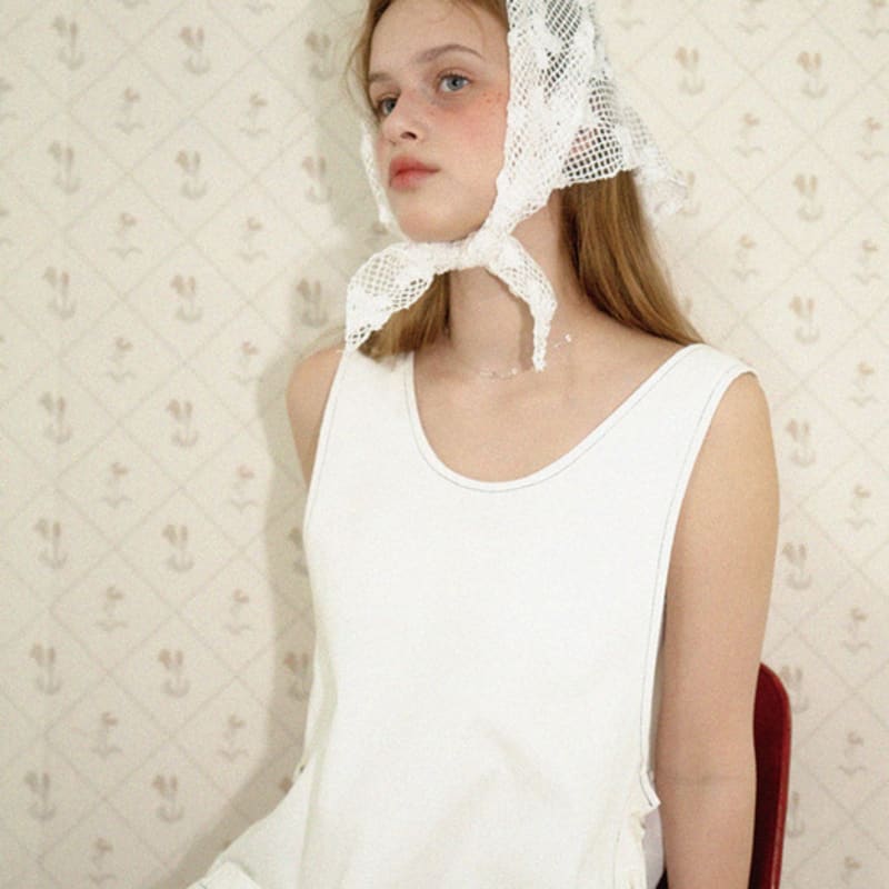 MOROA Lace triangular scarf-White