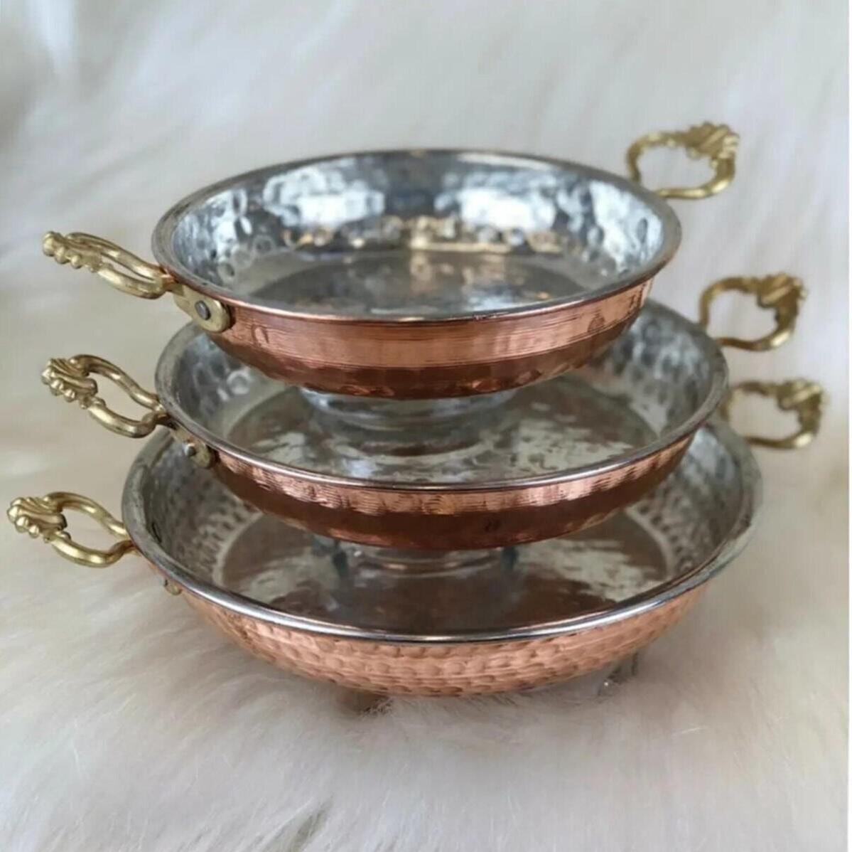 

Омлет із мідної каструлі на кількох сковородах One Size коричневий