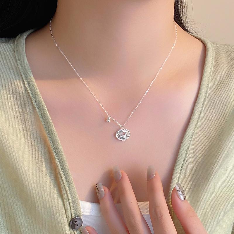 Kleiner Anhänger mit dem Zeichen „Zhong Fu“, Kürbis, Glücksbringende und Sichere Schloss-Halskette, Schlichte und Vielseitige Schlüsselbeinkette