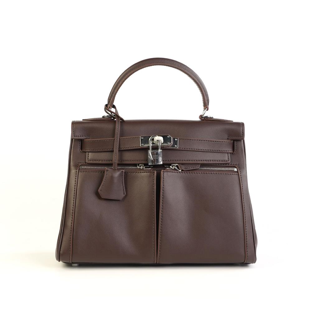 This Women's Bag Is Made of Cowhide with Double Pockets and Has a Large Capacity for Commuting. It Features Two Shoulder Straps and a Shoulder Strap