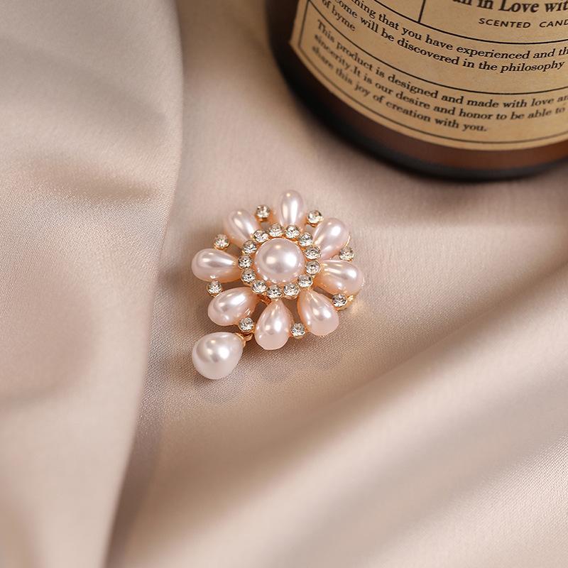 Broche Fleur Anti-éblouissement Haut de Gamme et Luxe Léger Fermoir Anti-éblouissement Perle Broche Polyvalente Broche Élégante et Raffinée