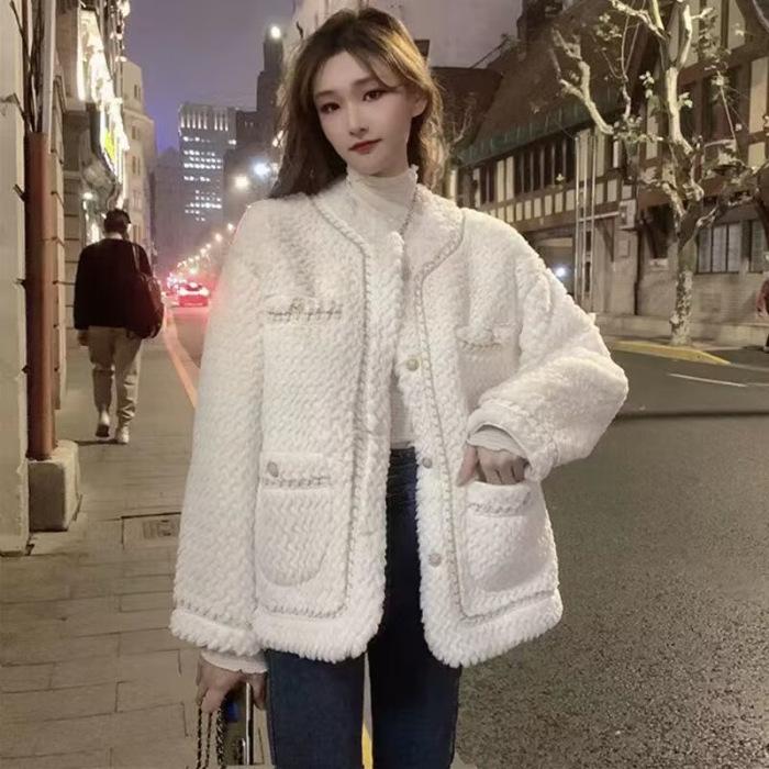 Korean version of fashion autumn and winter new Xiaoxiangfeng imitation lamb wool coat women's loose thickened design top tide