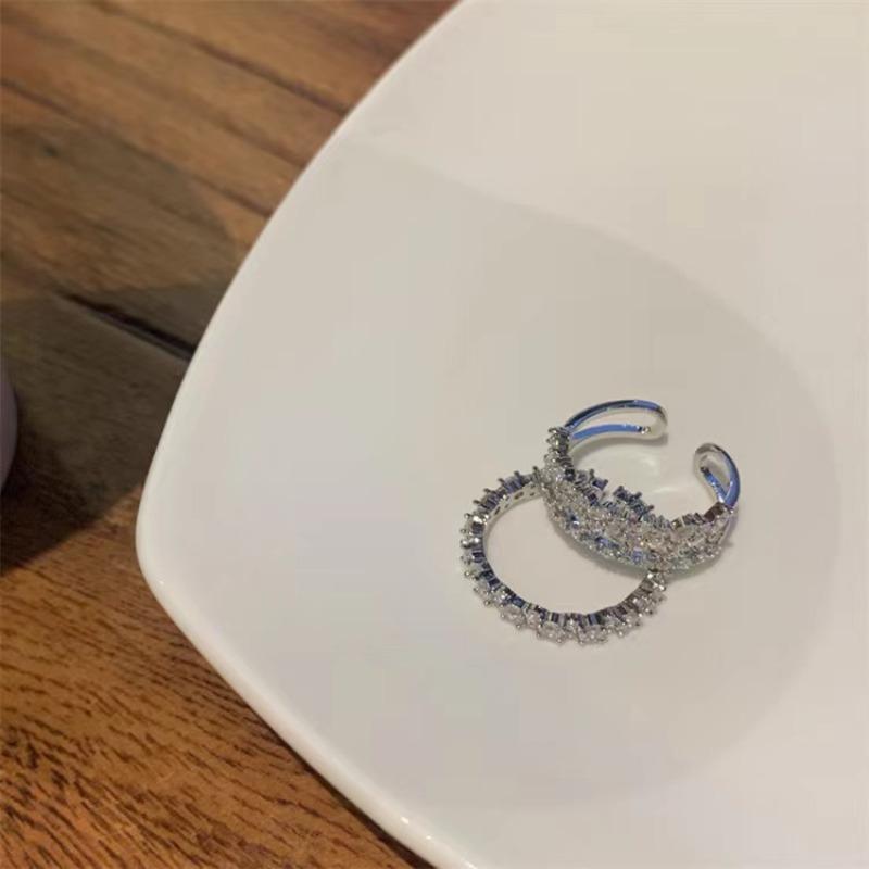 Exquisite Diamond-studded Ring for Women, Exuding A Sophisticated and Fashionable Vibe, Featuring An Open Design for The Index Finger.