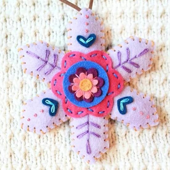 Vyšívané plstěné ozdoby sněhové vločky Ručně vyráběné závěsné dekorace na vánoční stromek Barevné slavnostní doplňky pro sváteční domácí výzdobu