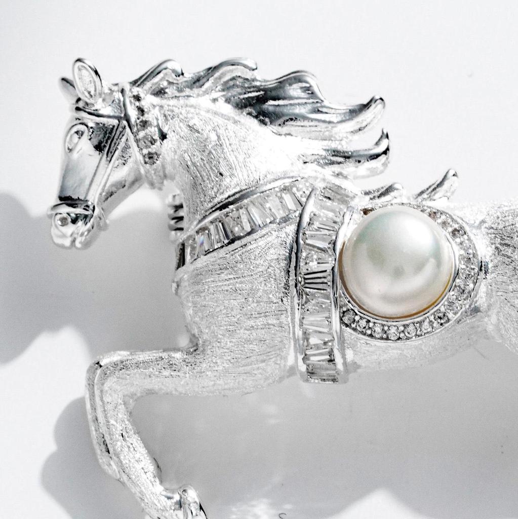 Bo Xin Yun Freshwater Pearl Horse Brooch: Elegant Accessory & Unique Birthday Gift