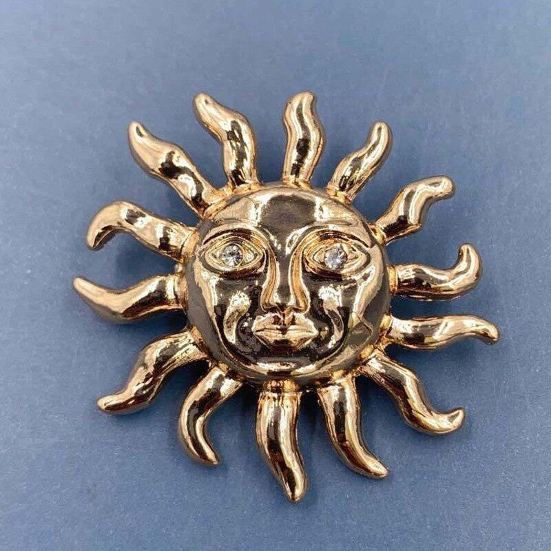 

A Variety of Popular European and American Face Brooches, Matte Gold Abstract Brooches, Coat Decorations, Fixed Anti-Exposure Accessories C1-1-8111