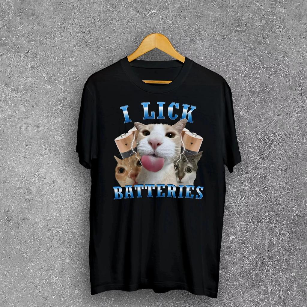 Ich lecke Batterien Lustige Katze Meme T-Shirt Alberne Katzen Shirt Hirnfäule T-Shirt Entfesselte Shirts Katzenliebhaber Geschenke Cringe Seltsame Kleidung