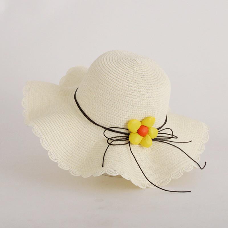 

Stylish Ladies Summer Straw Hat With Wave Edge And Fresh Floral Decoration For Sun Protection білий