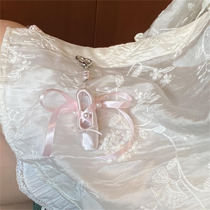 Модний брелок-шарм у вигляді балетки з перлами та стрічками. Милий та стильний аксесуар, портативний для дівчат.