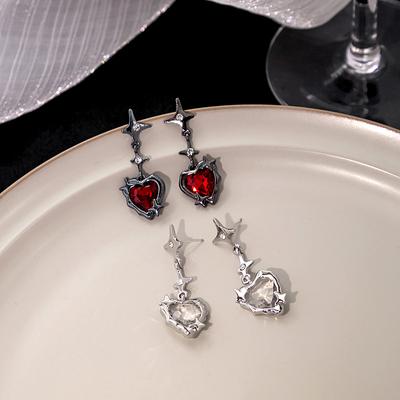 Orecchini gotici con stella a forma di cuore rosso scuro. Zirconi rossi. Orecchini pendenti con stella a forma di croce d'amore. Orecchini pendenti a forma di cuore irregolare gotico