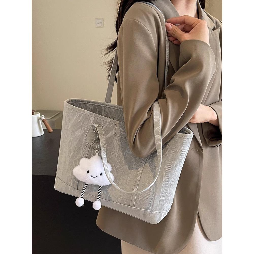 This year's popular bag women's large-capacity new casual simple shoulder bag is versatile for class commuting tote bag