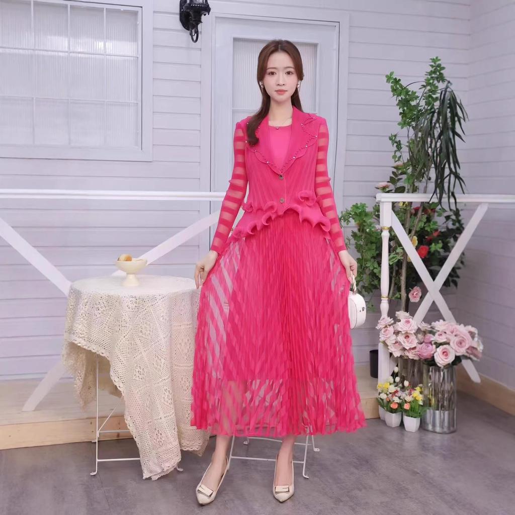 Robe Plissée à Volants Miyake avec Col Tailleur et Design Double-Boutonnage Cintrée à la Taille