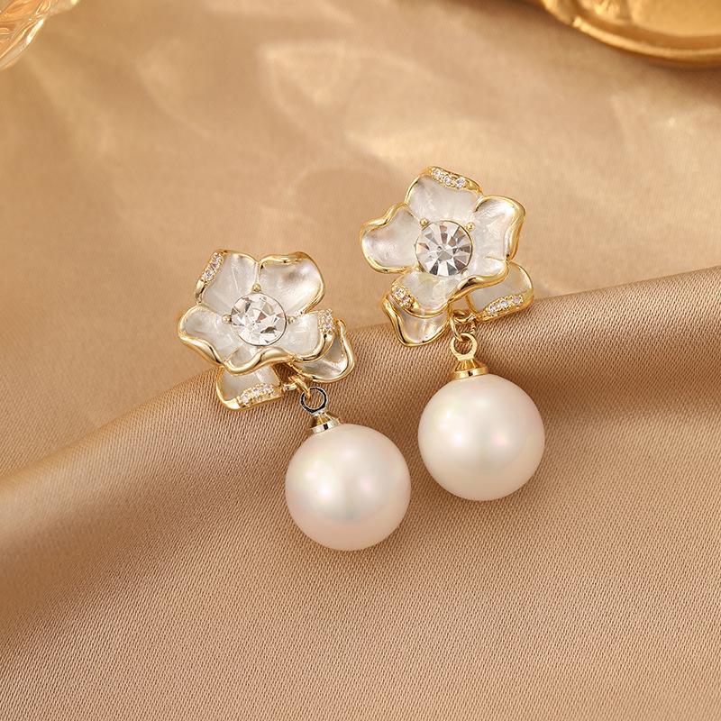 Bílé perlové náušnice Camellia Dámské Lehký Luxusní Design Sense Prémiové napichovací náušnice Francouzský temperament Květinové náušnice