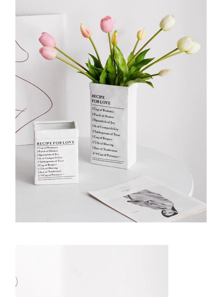 Skandynawski biały ceramiczny wazon na suszone lub świeże kompozycje kwiatowe w wystroju salonu