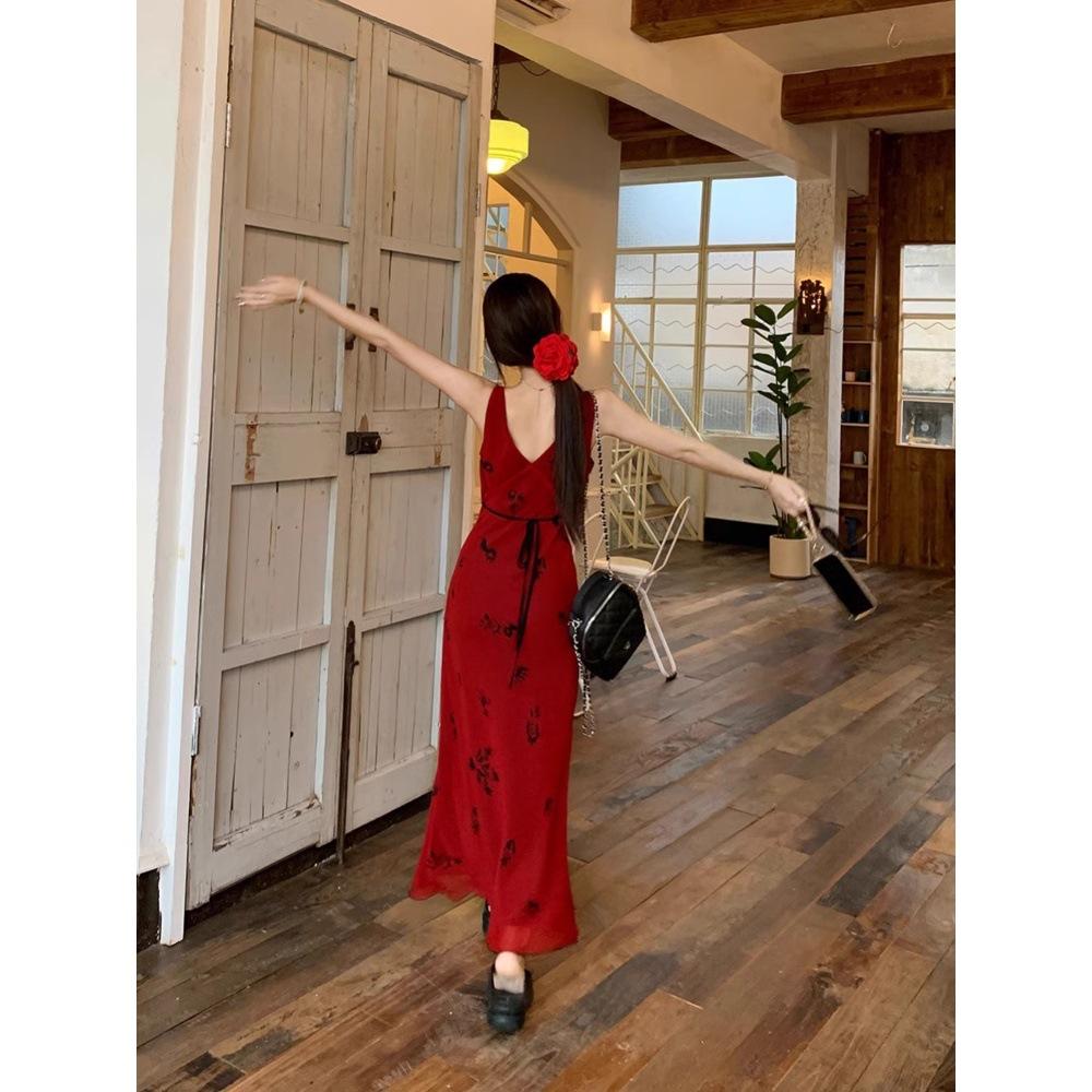2025 léto nové červené šaty dámské simulační hedvábí proces šikmého střihu potisk čisté touhy šaty na ramínka temperamentní ženy
