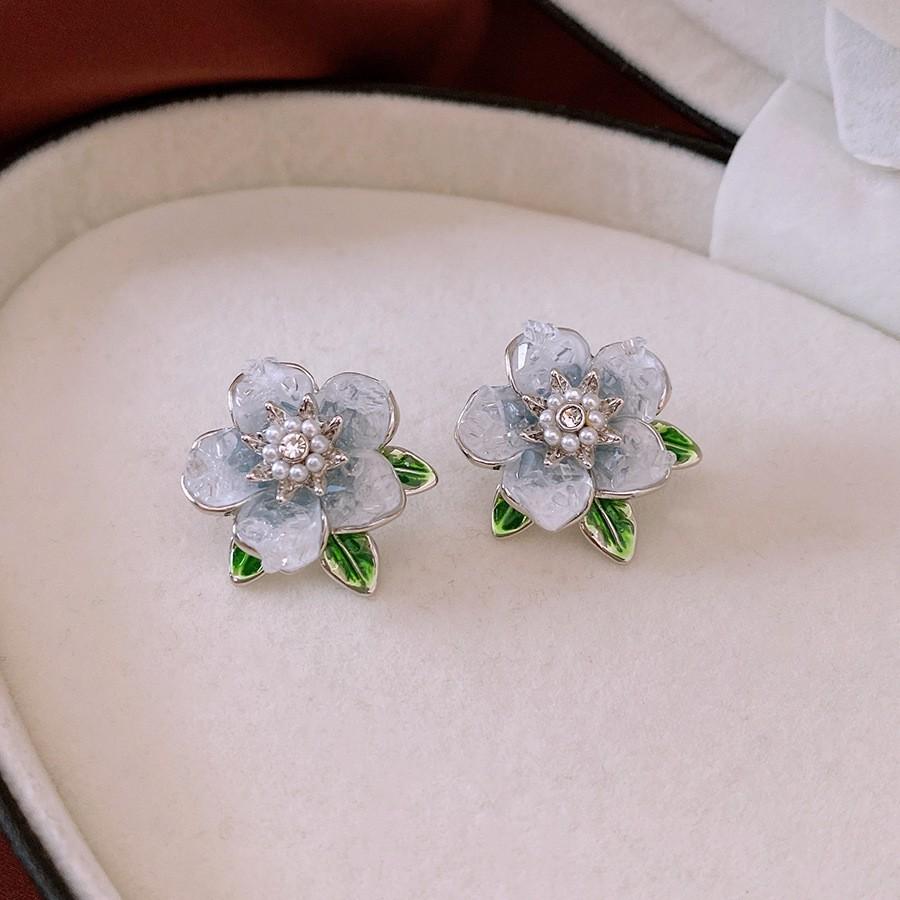 Medieval Silver Needle with Diamonds, Dripping Oil, Flower Pearl Earrings, Temperament, Court Style Stud Earrings, Light Luxury and High-end Earrings.