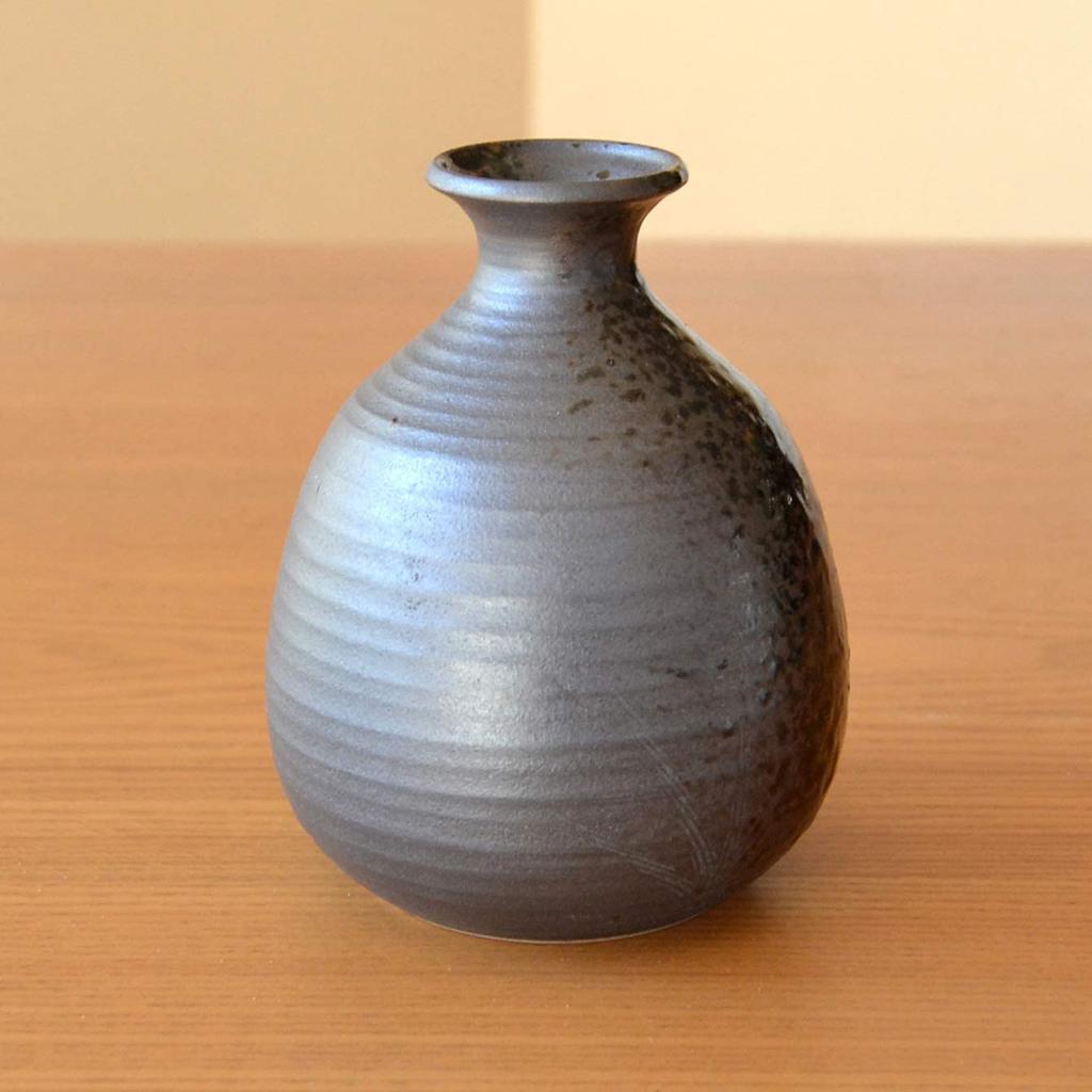 A stylish Arita ware sake set featuring a sake bottle and two sake perfect for retirement This set includes one sake bottle and two sake The Enka