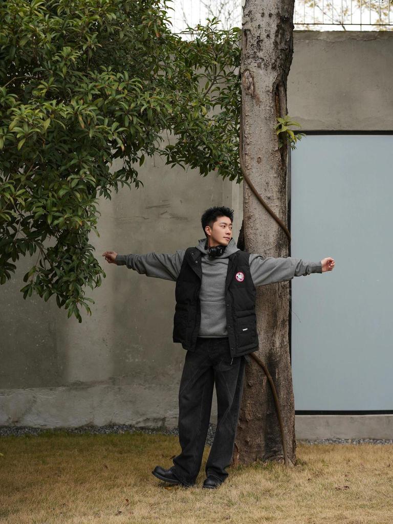 Goose Down Men's Lightweight Vest - Trendy, Warm, High-End Outerwear for Spring, Autumn, Winter.