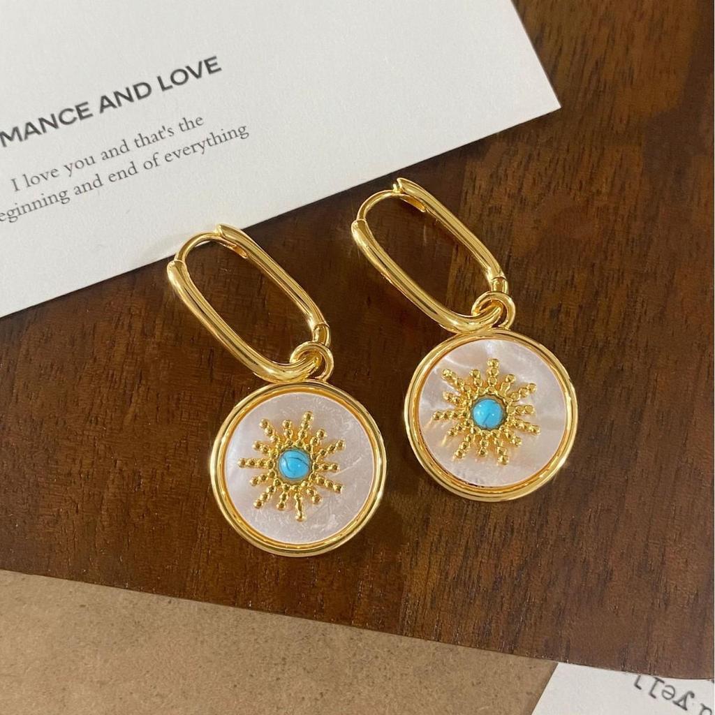 Exquisite French Sunflower Seashell Round Pendant Earrings - Niche Light Luxury Court Style for Women
