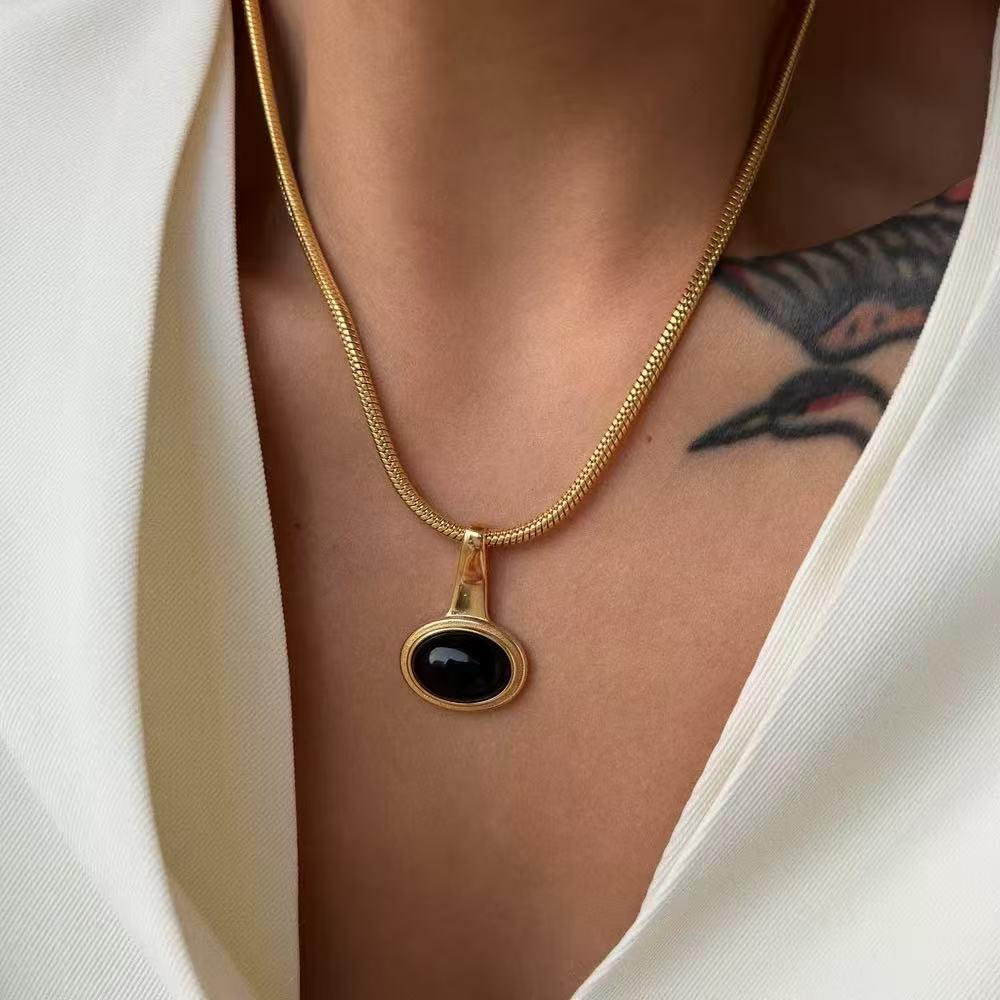 Elegant Black Obsidian Pendant Necklace - Minimalist, Fashionable, and Versatile Clavicle Chain for Women