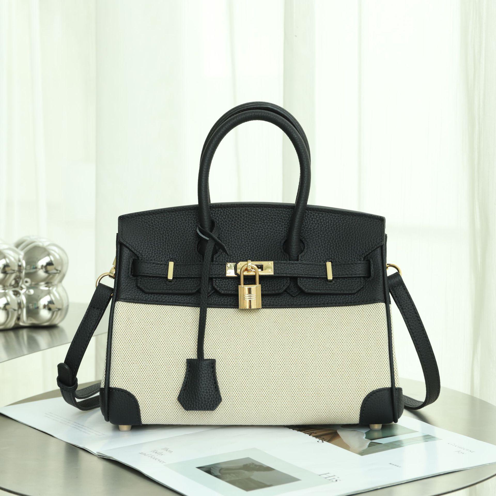 

Сумка из воловьей кожи платинового цвета 2025 г.: Стильная фактурная маленькая квадратная сумка на одно плечо для женщин 25*13*20 cm (L*W*H) чёрный