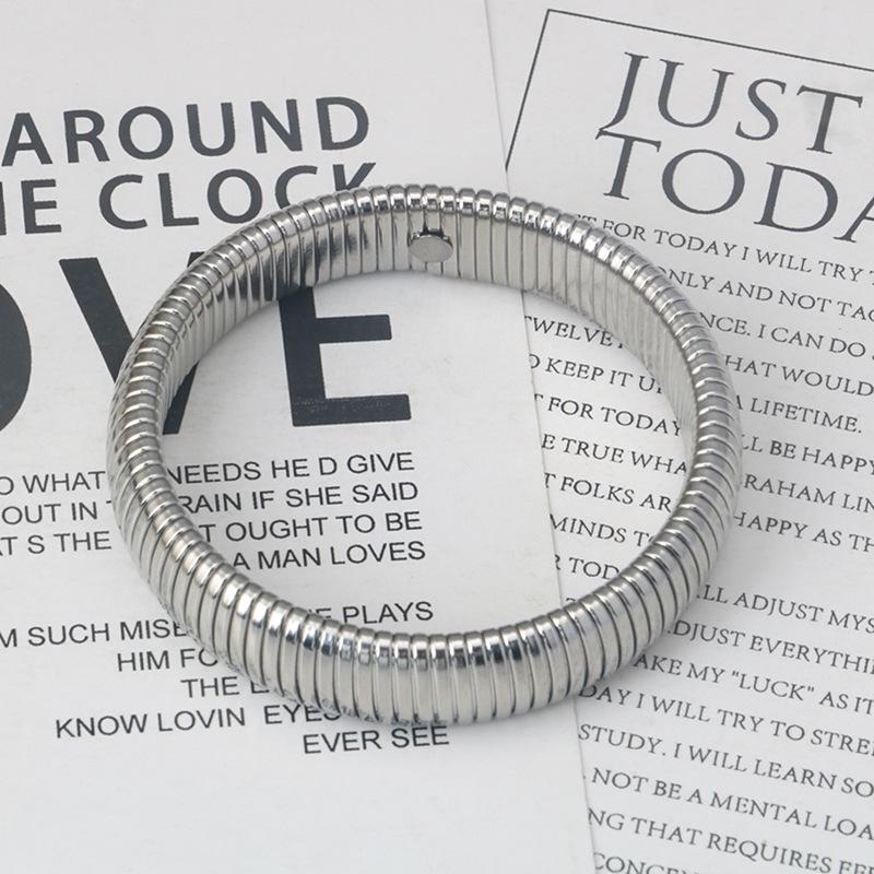 

Позолоченный 18K браслет-манжета из титановой стали с полосками для мужчин и женщин 10mm Wide 18cm Length серебряный