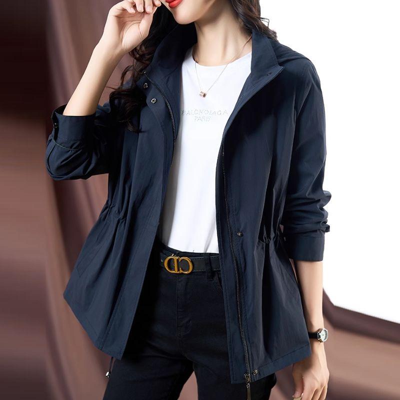 

Ветровка с капюшоном для женщин среднего возраста, стройнящая и стильная, идеально подходит для повседневных прогулок весной и осенью. синий