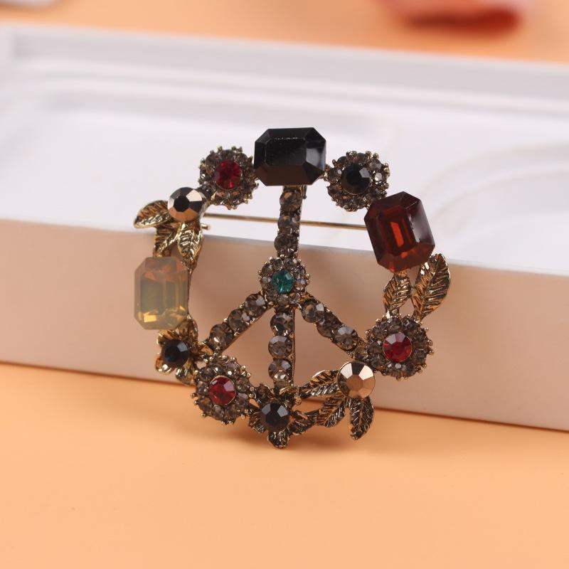 

Винтажный корсаж со стразами и жемчугом в виде буквы Простой аксессуар для пальто Брошь-булавка