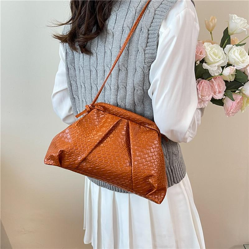 Stylish and simple cloud woven bag, women's high-end sense versatile solid color woven bag chain single shoulder underarm oblique span bag