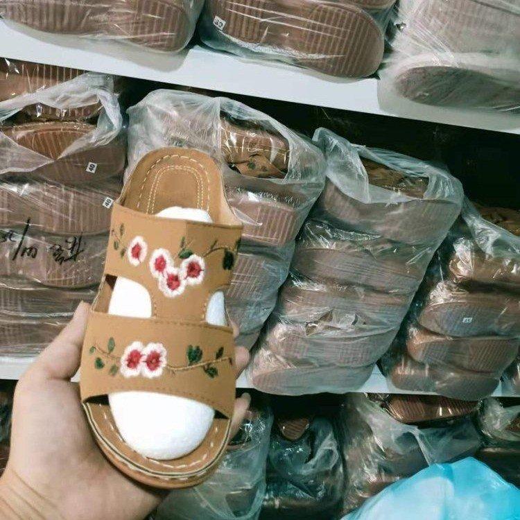 

Simple and comfortable flower flat bottom women s fish mouth slippers 2024 new large size European and American slope heel slippers 43 43 коричневий
