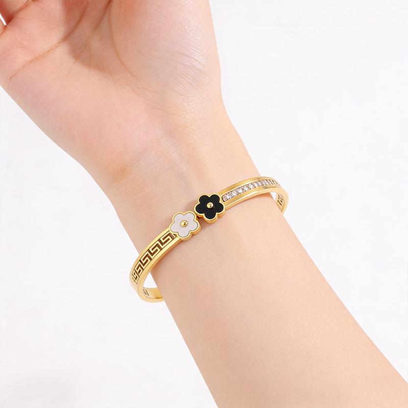 Hot-selling four-leaf clover titanium steel women's Great Wall pattern opening does not fade versatile fashion jewelry