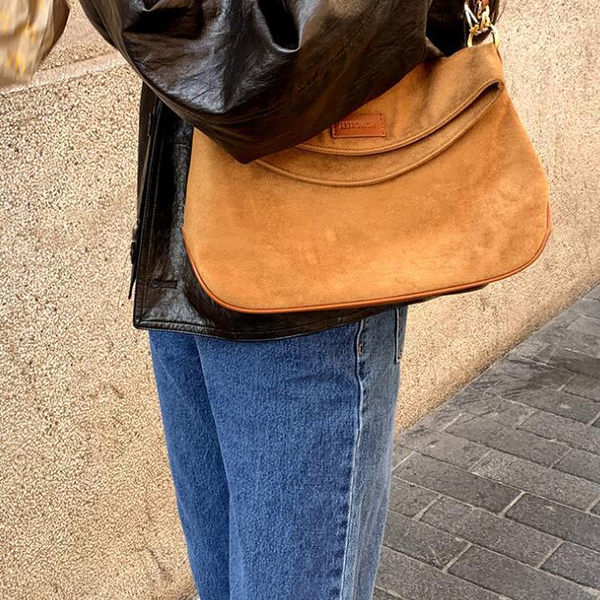 Vintage Chain Crossbody Bag for Women's Autumn and Winter with A Matte Texture and A High-quality Single-shoulder Underarm Bag