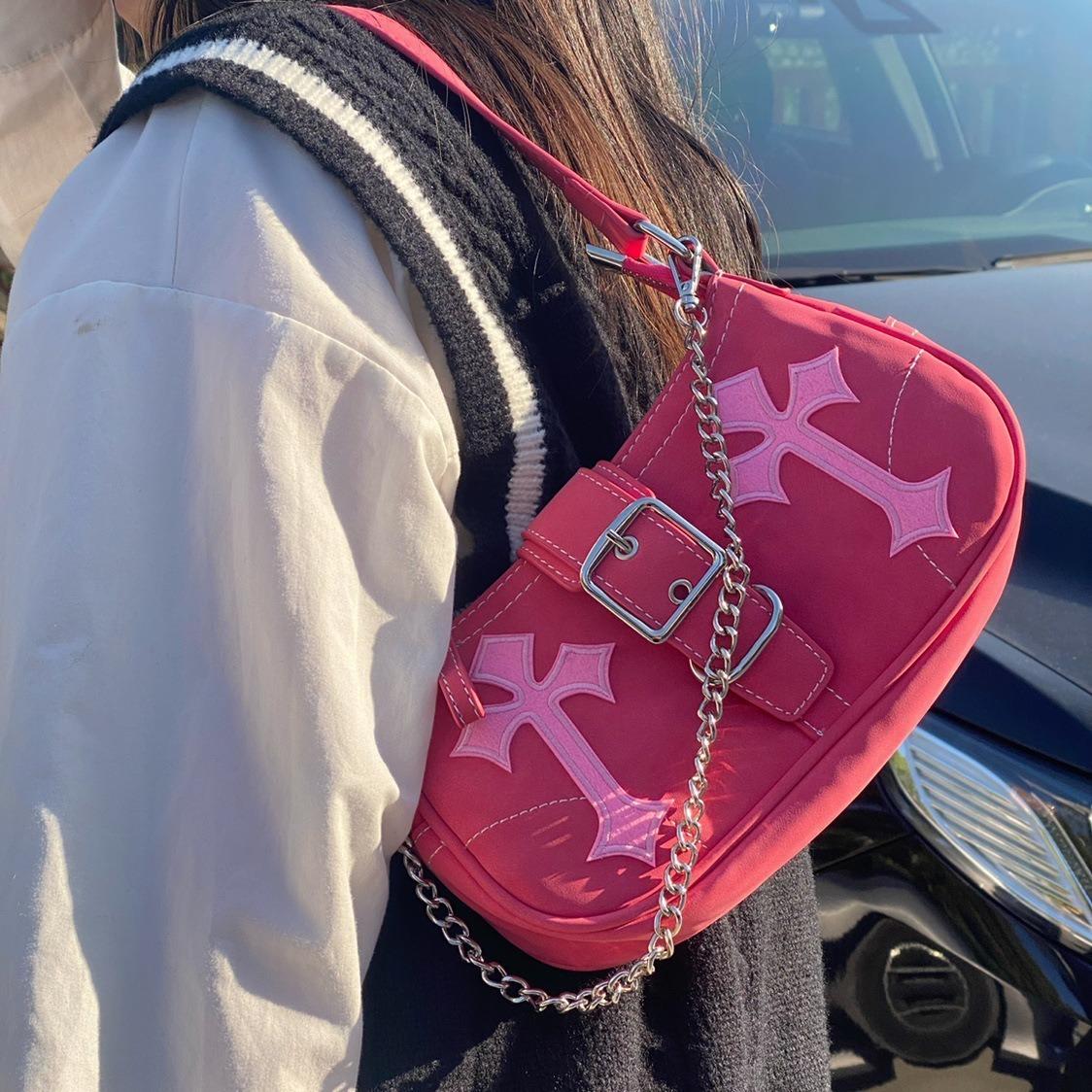 

Fashion Baguette Bag Cross Chain Y2K Qianxi Hot Girl Underarm Bag Rose Red Barbie Motorcycle Sweet Spicy Crossbody Bag рожевий червоний колір