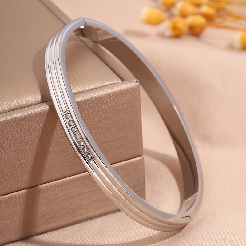 Hot-selling titanium steel bracelet, girls' high-end sense of fashion, popular light luxury in Europe and the United States, Gypsy star love diamond