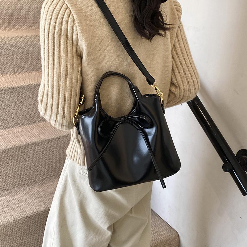 

Сумки Женские Новые Модные Универсальные Сумки Мессенджеры Нишевые Портативные Сумки Через Плечо Дорожные Большой Вместимости Повседневные Сумки-Тоут 24*13*23 чёрный