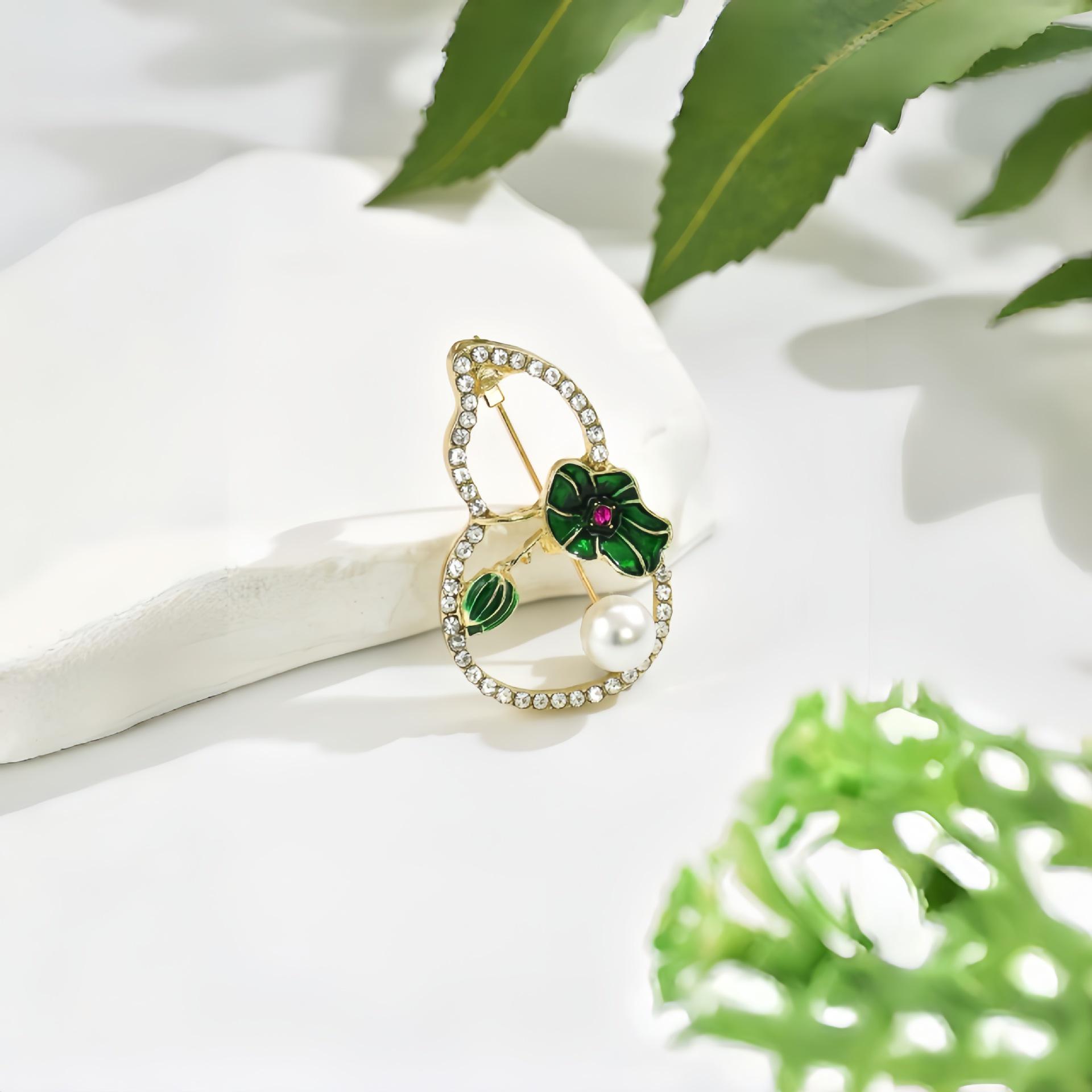 

Korean Gourd Brooch: Cute, Fashionable Fruit Pin with Alloy Drip Oil and Anti-Exposure Buckle. золотой
