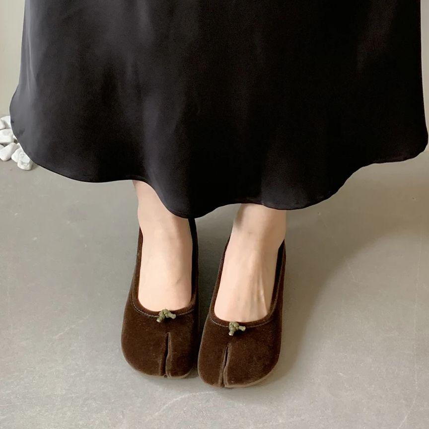 Dámské baleríny Tabi Ninja boty Dámské mikrovlákno Sametové pohodlné baleríny Pantofle s rozděleným prstem Měkká podrážka Mokasíny 2025 Nové módní boty M