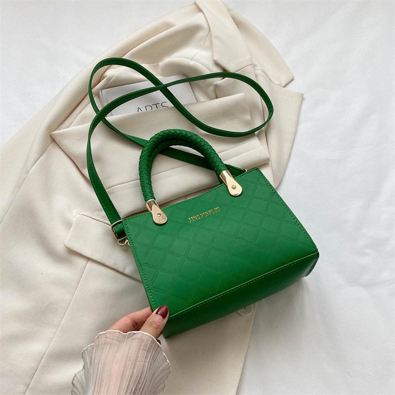 

Elegant And Minimalist Shoulder Bag For Women Perfect For Daily Commutes And Casual Wear зелений