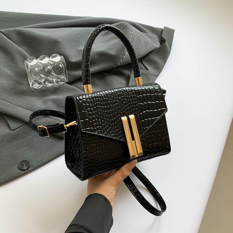 

Повседневная сумка-мессенджер в иностранном стиле, женская нишевая дизайнерская маленькая квадратная сумка, летняя новая модная тенденция 2024 года, маленькая квадратная сумка через плечо чёрный