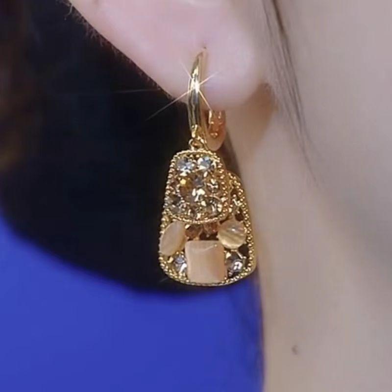New temperament square earrings with fashionable, elegant and atmospheric design, ear buckle