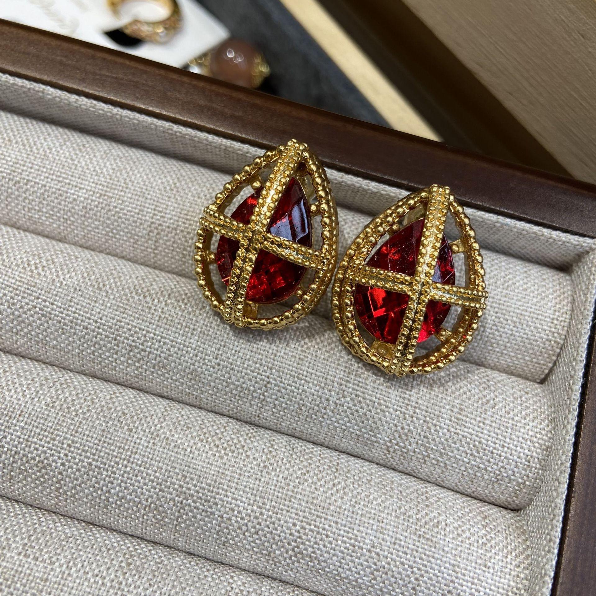 

Средневековый винтажный комплект из ожерелья, браслета, сережек-гвоздиков, покрытого медью 18 карат из настоящего золота цвета голубиного яйца с драгоценными камнями в стиле ретро