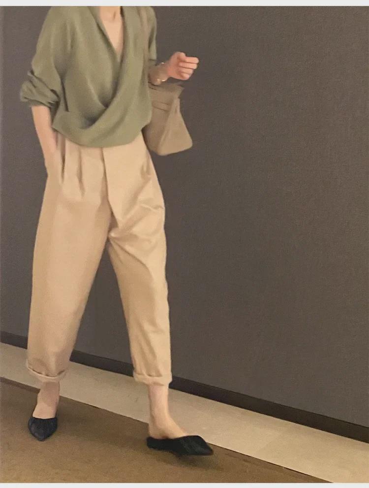 Asymetrické tričko s výstřihem do V s elegantním designem