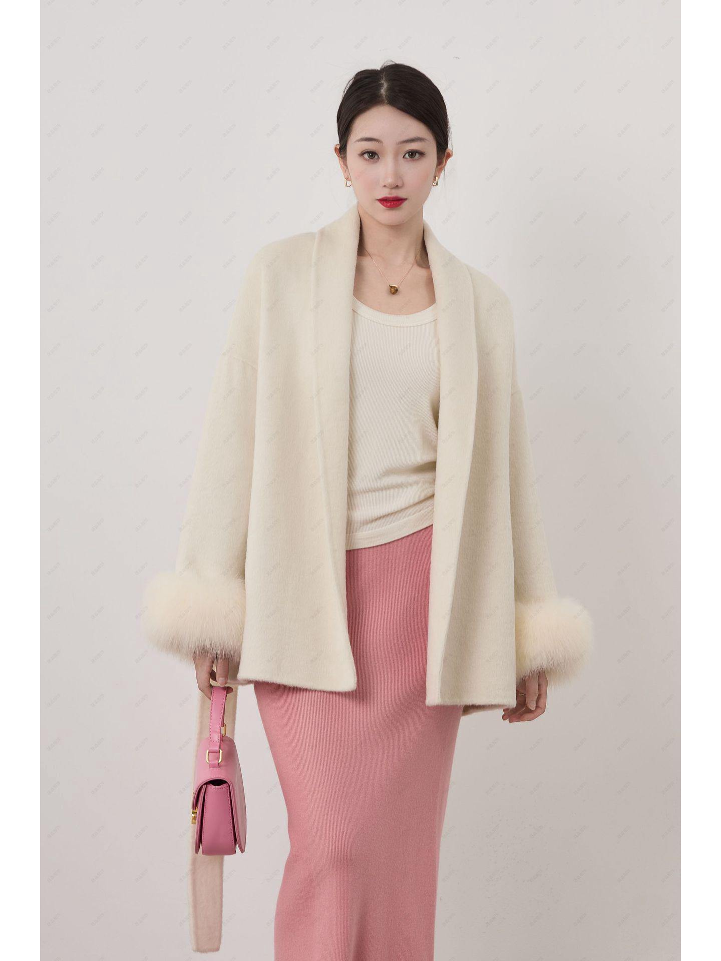 

Женское шерстяное пальто средней длины с рукавами из лисьего меха, осень/зима 2025 Small