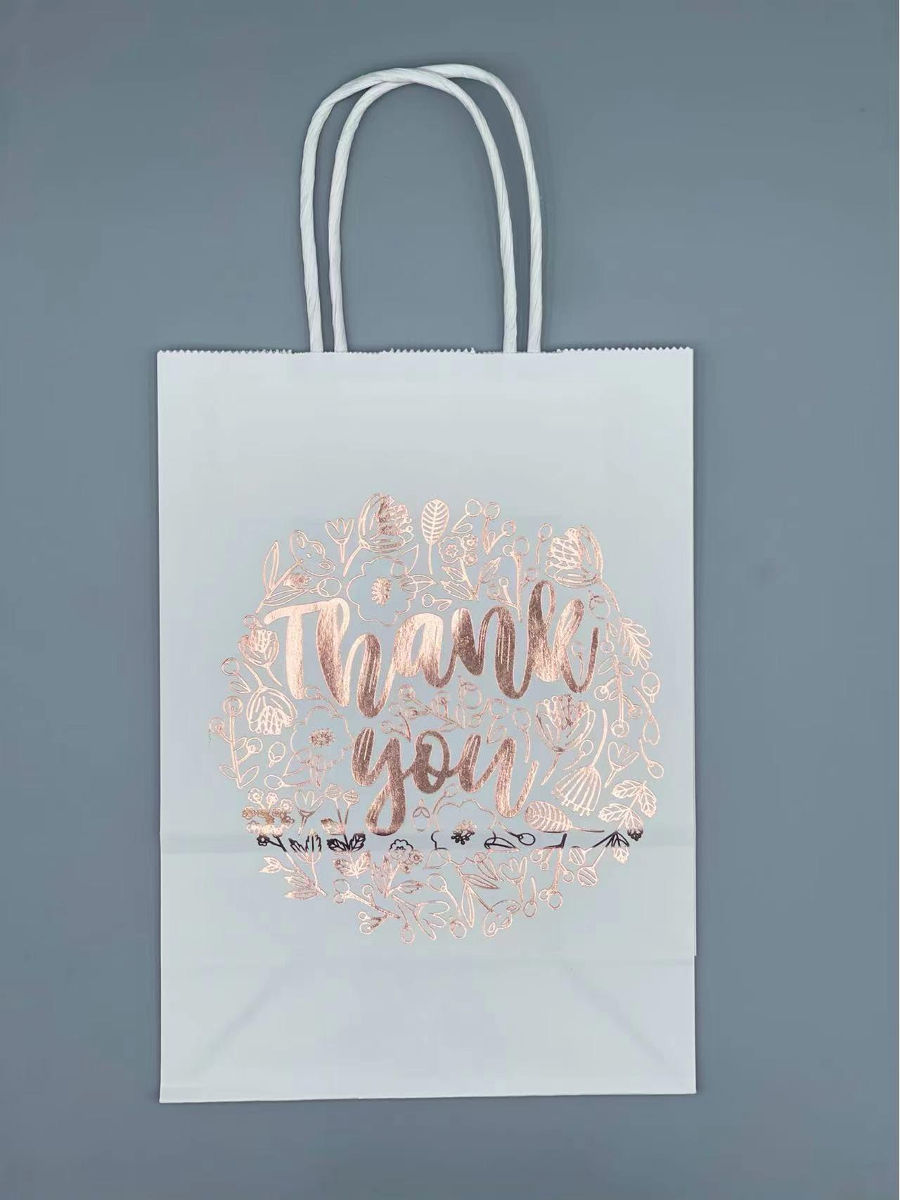 

Подарочный пакет из крафт-бумаги с золотым тиснением для конфет и небольших подарков