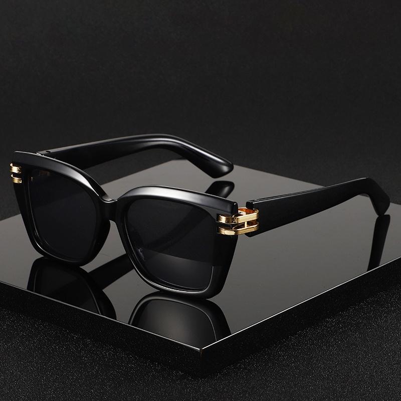 

1PC Stylish Oversized Cat-eye Glasses with Gold Metal Hinges for A Luxurious Aesthetic Design чорний