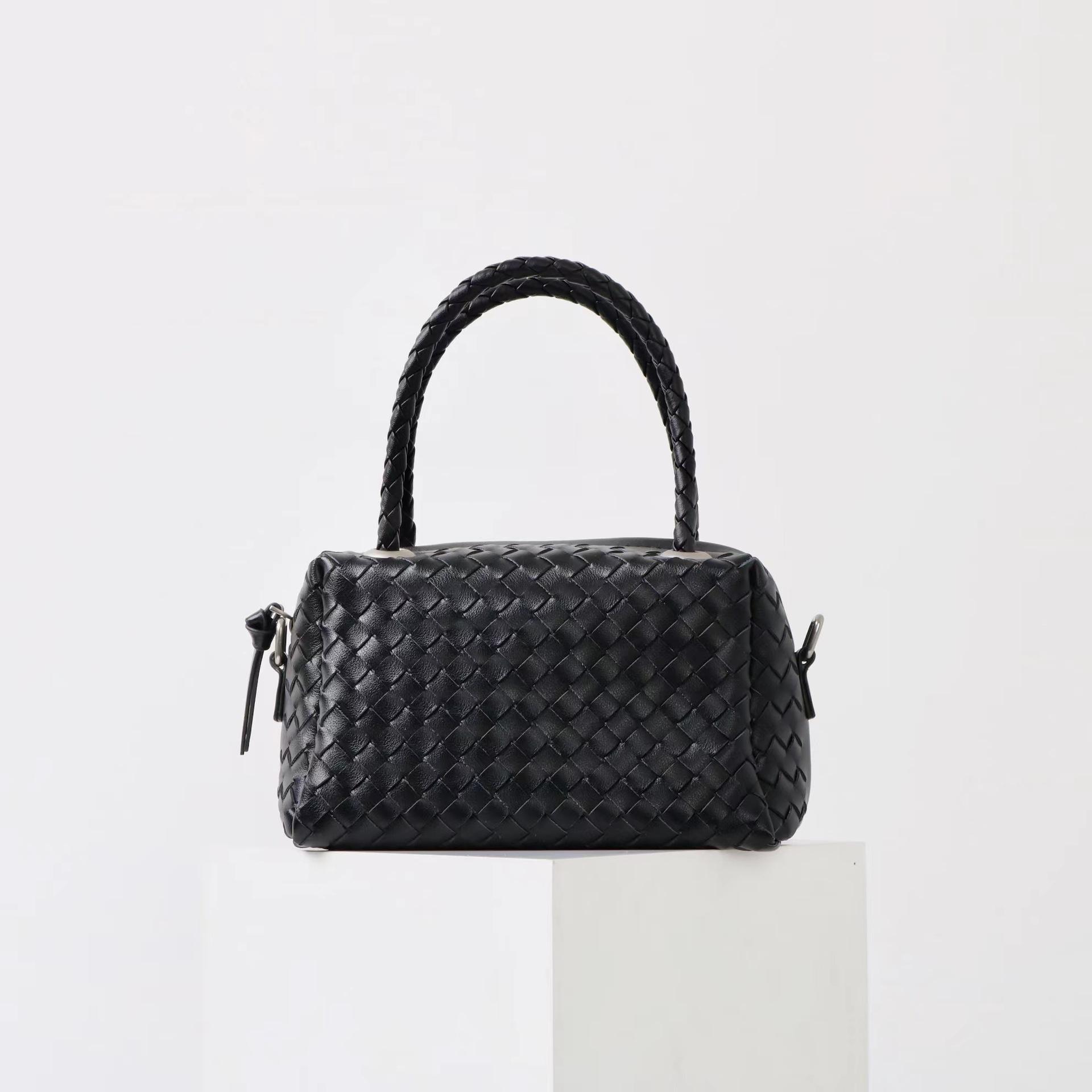 

2025 Новая высококлассная сумка-подушка Boston из плетеной коровьей кожи, женская сумка, универсальная сумка через плечо, диагональная сумка-тоут 20x11x12cm чёрный