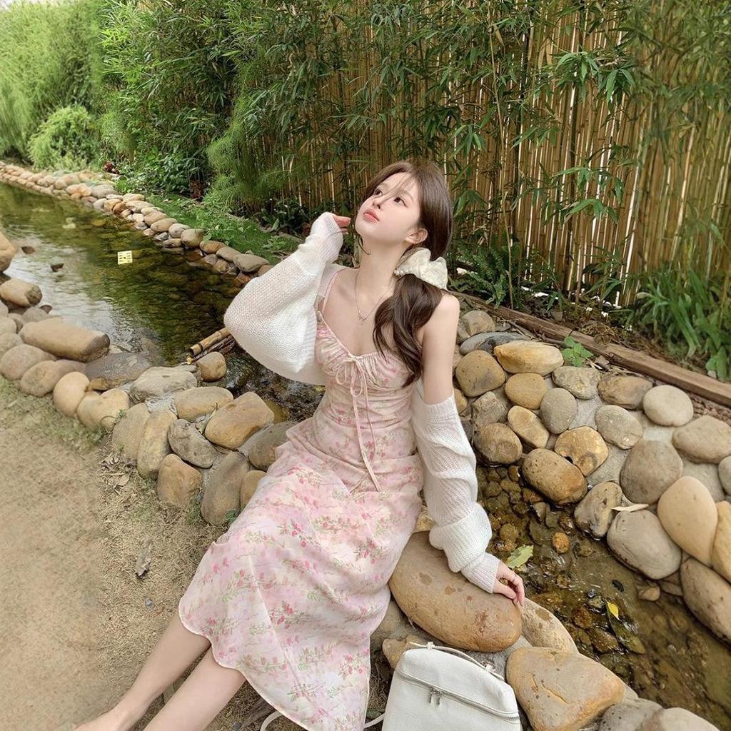 Teepause Französisches Blumen-Spaghetti-Trägerkleid mit Spitzen-Patchwork - Damen Frühling/Sommer 2024 Süßes Temperament Langes Kleid