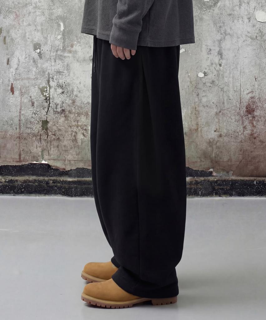 AGOD Side Pleat Curved Sweatpants [Black]
