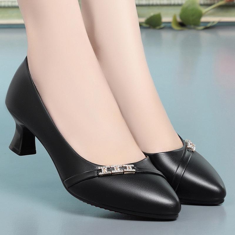 Pantofii moi din piele ai mamei din 2022: Confortabil, Elegant, Versatil pentru Toate Sezoanele - Perfect pentru Femeile de Vârstă Mijlocie